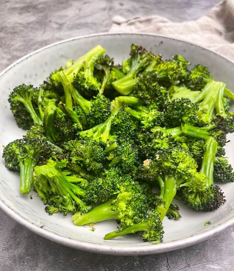 Blanching Broccoli, Broccoli With Garlic Sauce, Cheesy Broccoli Casserole, Broccoli Sauteed, Vegan Chinese, Garlic Sauce Recipe, Quick Side Dishes, Broccoli Recipe, Frozen Broccoli