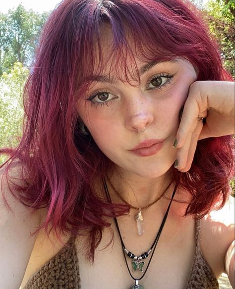 Raspberry Colored Hair, Red Dyed Hair Aesthetic, Burgundy Hair Short, Outfits With Pink Hair, Burgundy Pink Hair, Pink Hair Grunge, Raspberry Pink Hair, Berry Hair Color, Dark Magenta Hair