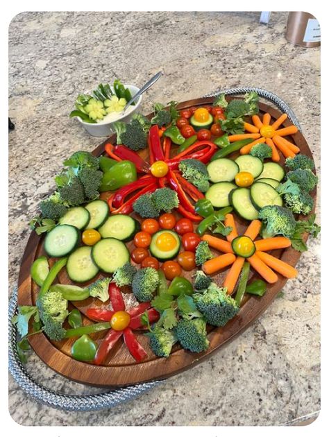 Peace Sign Vegetable Tray, Arranging Vegetable Trays, Veggie Flower Charcuterie, Veggie Tray Birthday Party, Flower Shaped Veggie Tray, Flower Vegetable Tray, Farm Veggie Tray, Fairy Veggie Tray, Flower Veggie Board