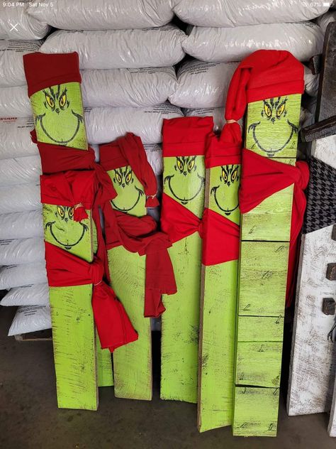 Elf Wood Sign, The Grinch Wooden Crafts, Diy Pallet Christmas Decor, Grinch Pallet Tree, Grinch Wood Tree, Wooden Grinch Ideas, Diy Easy Furniture Projects, Wood Grinch Tree, Wood Slat Crafts