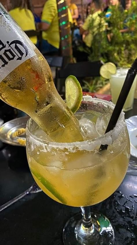 Drink Fake Story, Drinks Fake Story, Liqueur Drinks, Alcohol Aesthetic, Drink Beer, Pretty Drinks, Dessert Drinks, Story Instagram, Drinking Beer