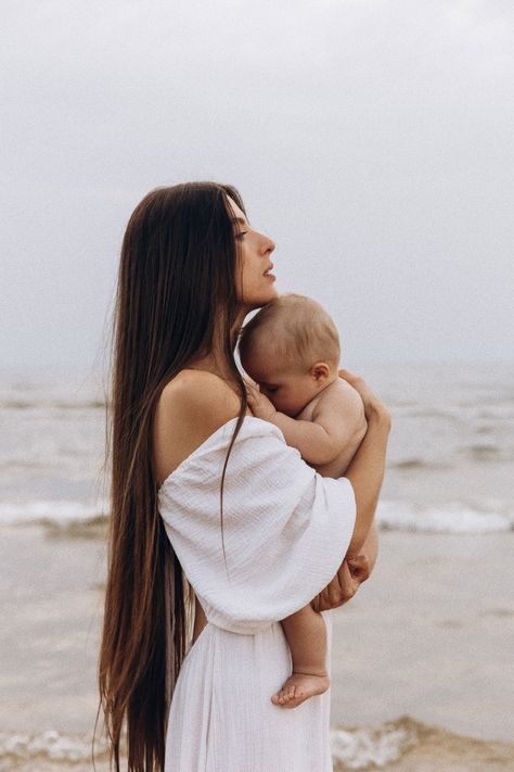 Mother Infant Photoshoot, Mom Baby Beach Pictures, Beach Newborn Photoshoot, Family Photoshoot Sea, Family Beach Pictures With Infant, Mommy And Baby Beach Pictures, Motherhood Beach Photoshoot, Beach Newborn Family Photos, Infant Beach Photoshoot