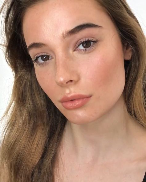 23.4k Likes, 472 Comments - Charlotte Tilbury (@ctilburymakeup) on Instagram: “Darlings, this is all you need for a glowing look this week. My dreamy, #CTHOLLYWOOD, rose gold…” What Is Makeup, No Make Up Make Up Look, How To Wash Makeup Brushes, No Makeup Look, Natural Makeup Ideas, Natural Everyday Makeup, Makeup Tip, No Makeup Makeup, Fresh Makeup