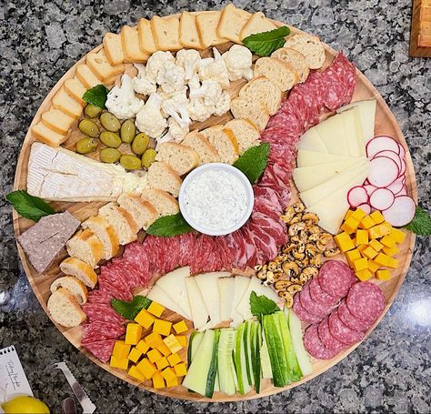 Circle board, salami river Charcuterie Circle Board, Circle Charcuterie Board Ideas, Charcuterie Board Circle, Circle Charcuterie Board, Salami River, Charcuterie Inspiration, Cheese Dip, Charcuterie Boards, New Years Party