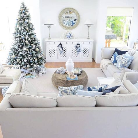 Annette on Instagram: “Sharing a view of my living room this morning 🎄 Wishing you all a great start to the week 😊 . . . . 📷 @hamptonsislandstyle . . . .…” Hamptons Christmas, Xmas Theme, Interiors Dream, Beach House Interior, Christmas Inspo, Beach House Design, Hamptons Style, Coastal Christmas, My Living Room