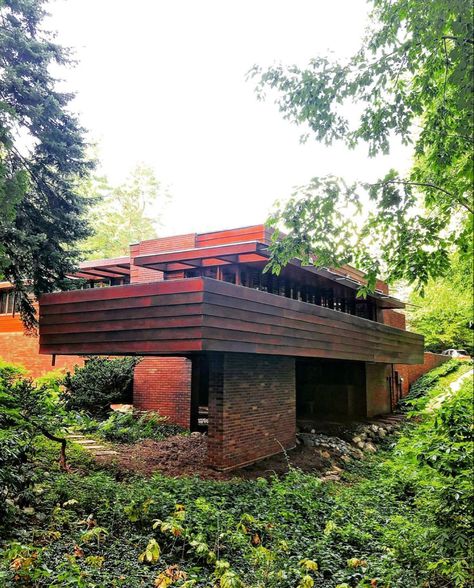 Affleck house. Bloomfield Hills, Michigan.1940. Usonian Style. Frank Lloyd Wright. Affleck House Frank Lloyd Wright, Frank Lloyd Wright Furniture, Usonian Style, Usonian House, Frank Lloyd Wright Usonian, Frank Lloyd Wright Architecture, Brutalist Design, Frank Lloyd Wright Homes, Tudor House