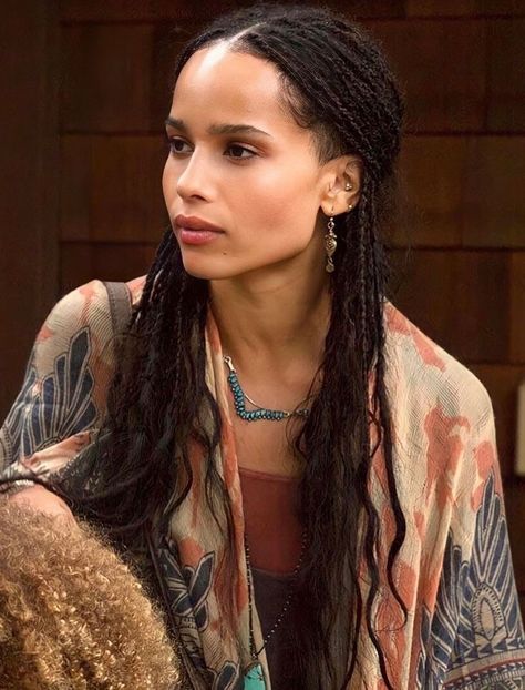 Braids Zoe Kravitz, Zoe Kravitz Braids, Hairstyles Buns, Sherilyn Fenn, Women's Hairstyles, New Hairstyle, Zoe Kravitz, Shaved Sides, Hair Colours