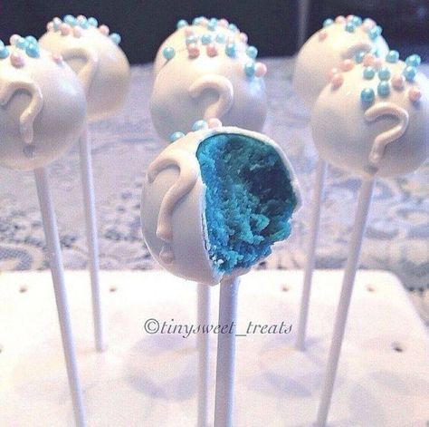 Gender reveal Baby Gender Reveal Party Ideas, Gender Reveal Cake Pops, Creative Gender Reveals, Baby Gender Reveal Party Decorations, Pregnancy Gender Reveal, Vogue Kids, Idee Babyshower, Gender Reveal Party Theme, Baby Reveal Party