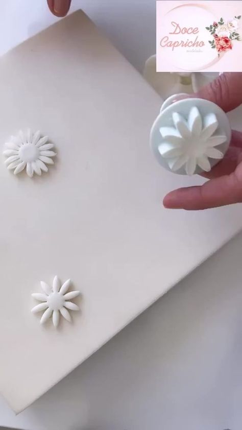 Cake Decorating Flowers, Fondant Flower Tutorial, Cake Tips, Diy Earrings Polymer Clay, Chocolate Flowers, Gum Paste Flowers, Fondant Tutorial, Tanah Liat, Fondant Flowers