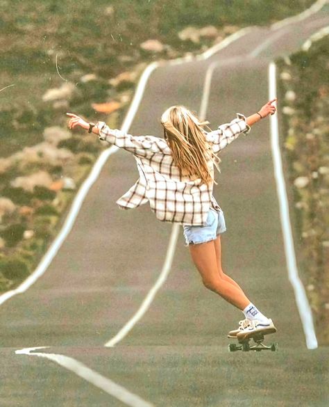 Skater Photoshoot, Longboard Aesthetic, Surfer Girl Outfits, Aesthetic Skateboard, Female Punk, Skater Chick, Surfer Aesthetic, Skateboarding Aesthetic, Skateboard Photos