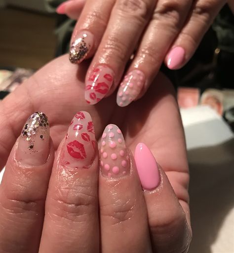 Day 33: Sweet Kisses Nail Art - - NAILS Magazine Kiss Nails Designs, Accent Nail Art, Kiss Nails, Heart Nail Art, Sweet Kisses, Wedding Nails Design, Art Nails, Prom Nails, Heart Nails