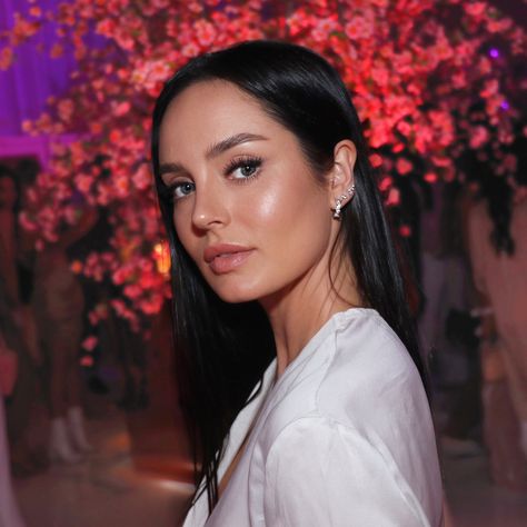 Chloe on Twitter: "Simple glam… " Glowy Skin Makeup, Glowy Makeup Look, Glowy Natural Makeup, Chloe Morello, Eye Makeup Guide, Simple Glam, Eyeshadow For Brown Eyes, Natural Glowy Makeup, Wander Beauty