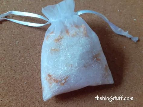 7 DIY Scented Sachets Bags Recipes For Drawers And Closets Diy Sachets, Craft Stall Ideas, Cedar Chips, Homemade Potpourri, Dried Lemon Peel, Diy Home Organization, Potpourri Recipes, Diy Scent, Learn Hand Lettering