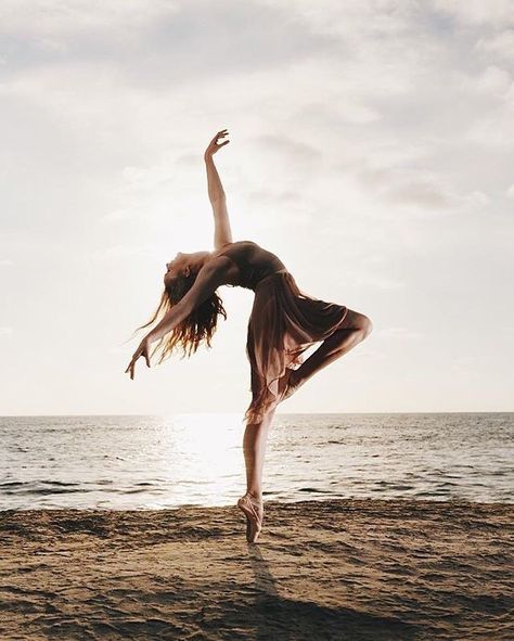 Water Dance Photoshoot, Dancer Photography Outdoor, Dance Beach Photoshoot, Ballet Beach Photography, Cool Dance Pictures, Dance Photography Poses Photo Shoots Dancers Senior Pictures, Dance Poses For Pictures Outside, Dancer Beach Photography, Dance Water Photography