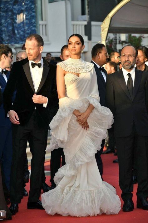 nimoooo on Twitter: "SHE DOES IT RIGHT EVERY TIMEEE #MetGala https://t.co/Ltf0ktYeaJ" / Twitter Deepika Padukone Cannes, Met Gala Dresses, Ethnic Outfits, Trends 2023, Party Wear Indian Dresses, Dress Indian Style, Stylish Sarees, Gala Dresses, Beauty And Fashion