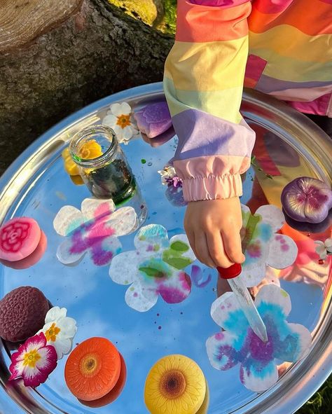 It’s #cosytuffspot Tuesday 🎉 What’s on your tray today? Repost from @the_play_adventures_ • 🌺 coffee filter flowers 🌺 We’ve been experimenting with different kinds of process art, using the pipettes to this added an extra fine motor challenge too! I mixed food colouring with water for Effy to drop onto the coffee filters! A super simple and surprisingly well enjoyed activity! I didn’t think this would hold her attention for as long as it did, and that�’s a win right?? Once they were dry... Reggio Art Activities, Eyfs Curriculum, Art Provocations, Waldorf Art, Coffee Filter Flowers, Eyfs Activities, Baby Learning Activities, Pipettes, Food Colouring