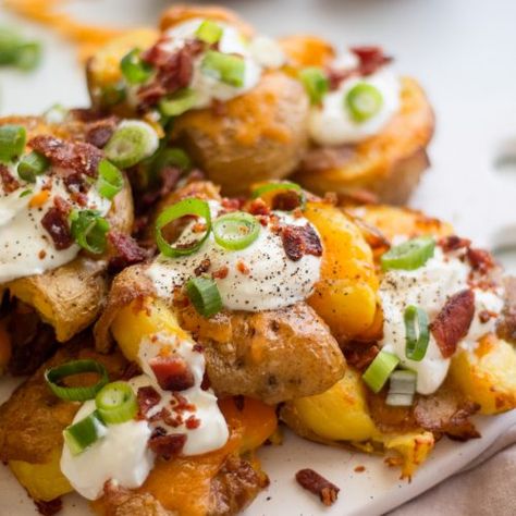 Crispy Loaded Smashed Potatoes Smashed Potatoes Loaded, Smashed Loaded Potatoes, Crispy Smashed Potatoes Baked, Loaded Smashed Potatoes, Smashed Potatoes Baked, Baked Potato Toppings, Smashed Potatoes Recipe, Potatoes Baked, Crispy Smashed Potatoes