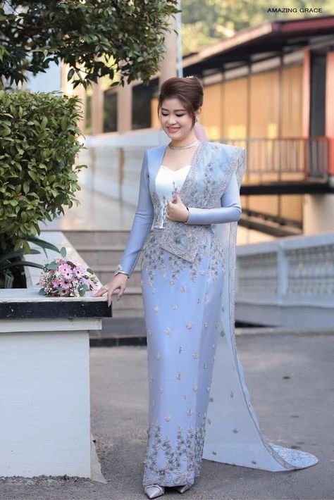 ထိုင်မသိမ်း Design, Myanmar Wedding Dress Design, Wedding Myanmar, Myanmar Wedding, Myanmar Outfit, Saree Jacket Designs, Myanmar Fashion, Mom Wedding Dress, Asian Style Dress