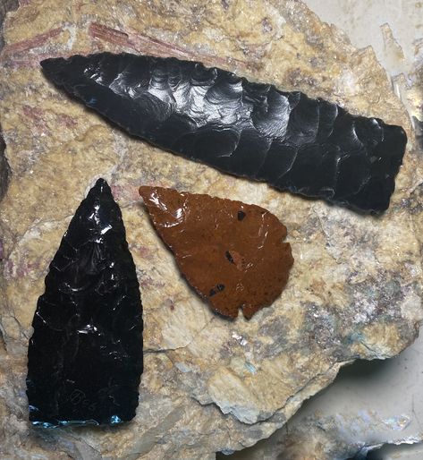 Knappers in Washington have created these beautiful obsidian arrowhead and spear point. One of them is named "Bob", he signed his art. Search "obsidian" in my Etsy shop. Obsidian Arrowhead, Stone Carving, Maine, Washington, Carving, United States, Etsy Shop, Art