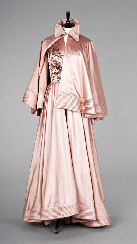 Fath Ball Gown and Cape, early 40's. Gaun Abad Pertengahan, Jacques Fath, Fashion 1940s, 1940's Fashion, French Fashion Designers, 40s Fashion, Antique Clothing, Vintage Couture, Vintage Gowns