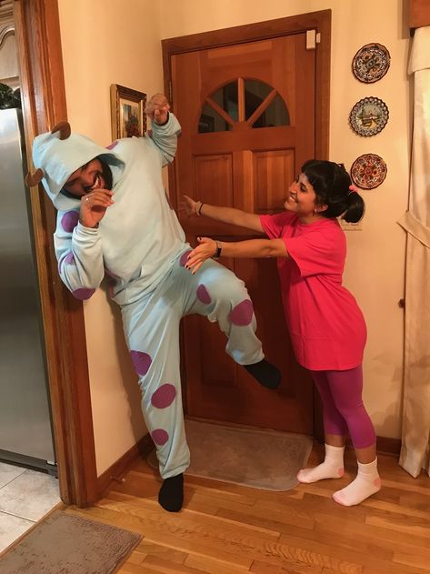 Happy Halloween! - Everything Dee Boo And Sully, Disney Çiftleri, Disney Couple Costumes, Cool Couple Halloween Costumes, Carnaval Make-up, Halloween Costumes Diy Couples, Cute Couples Costumes, Diy Couples Costumes, Costumes Funny