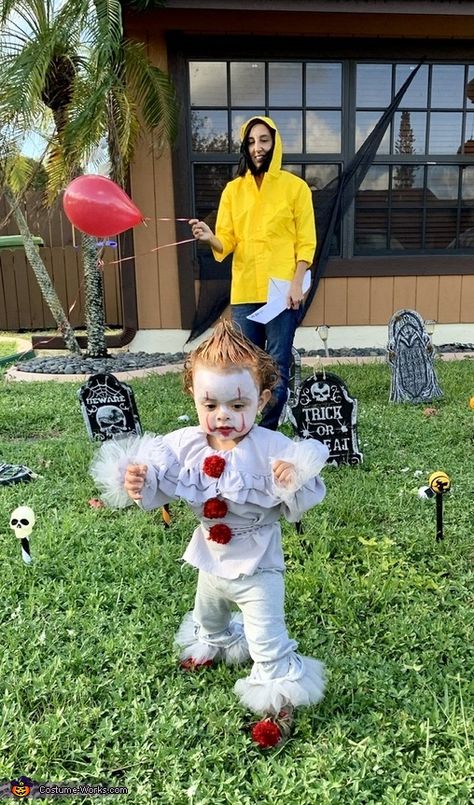 Baby It Costume, Baby Pennywise Costume, Scary Baby Halloween Costumes, Pennywise Halloween Decorations, Scary Family Halloween Costumes, Baby Pennywise, Saw Halloween Costume, Mommy Baby Halloween Costumes, Mother Daughter Halloween Costumes