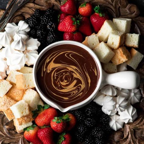 Chocolate Peanut Butter Fondue Recipe, Chocolate Peanut Butter Fondue, Peanut Butter Fondue, Fondue Dessert, Easy Fondue Recipes, Cinnamon Roasted Almonds, Easy Fondue, Brunch Vegan, Classic Brownies Recipe