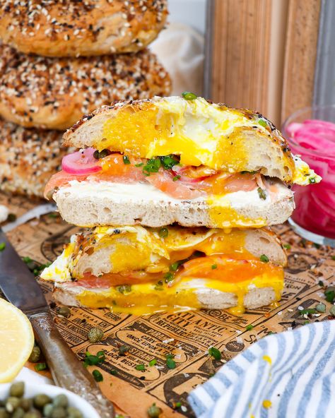 Bagel Lox, Lox Bagel, Egg Bagel, Smoked Salmon And Eggs, Egg In A Hole, Lox And Bagels, Breakfast Bagel, Bagel Recipe, Healthy Digestive System