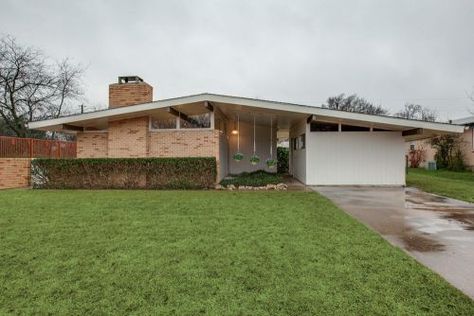 Back in the day, actual house plans were widely promoted in the nation’s largest shelter magazines. Today: A time capsule house for sale that was.. Atomic Ranch House, Time Capsule House, Mid Century Modern Ranch, Mid Century Modern House Plans, Capsule House, Modern Ranch House, Mid Century Modern Exterior, Midcentury Architecture, Mid Century Exterior