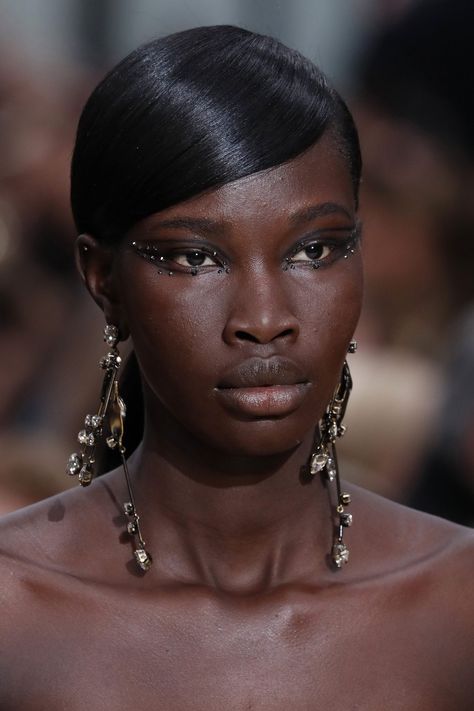 Valentino : Details - Paris Fashion Week Womenswear Fall/Winter 2020/2021 Black Eyeliner Looks, Black Graphic Liner, Graphic Eyeliner Looks, 2020 Makeup, Graphic Eyeliner, Birthday Makeup, Edgy Makeup, Bold Makeup, Makeup Eye Looks