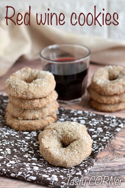 Red wine cookies: authentic Italian recipe from Castelli Romani Red Wine Cookies, Italian Red Wine, Italian Biscuits, Easy Christmas Tree, Wine Cookies, Italian Recipe, Tree Cake, Christmas Tree Cake, Italian Recipes Authentic