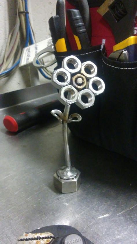 Welded Flowers Simple, Washer Welding Projects, Romantic Welding Projects, Cute Welding Projects For Girlfriend, Flower Welding Projects, Fun Welding Projects, Simple Welding Projects, Welded Flowers, Welding Gifts