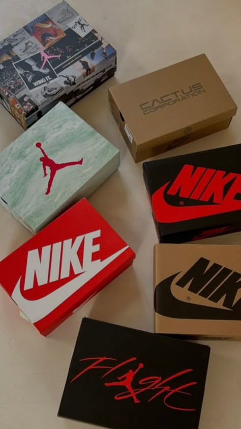 Sneakers boxes nike jordan flight club fashion streetwear style designer inspo outfit trendy kleding Nike Dunks Photography, Nike Box Wallpaper, Sneakers Dunks, Bape Wallpaper Iphone, Bape Streetwear, Supreme Lv, Sneakerhead Room, Black And White Wallpaper Iphone, Album Cover Wallpaper Collage