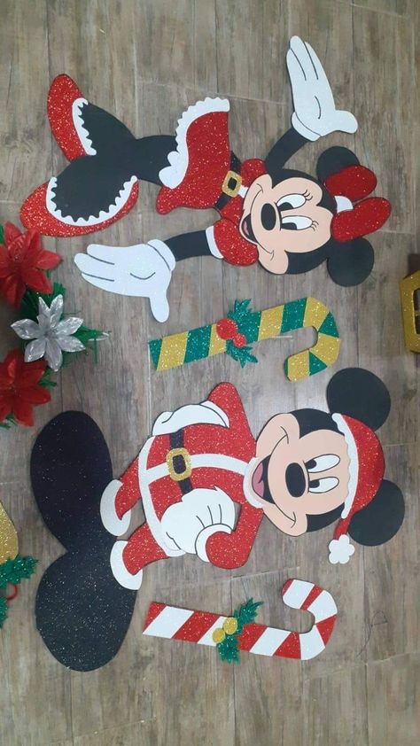 Disney Window Decoration Ideas Christmas, Disney Diy Christmas Decorations, Diy Mickey Mouse Christmas Decorations, Disney Christmas Door Decorations, Mickey Mouse Christmas Door, Disney Christmas Door, Disney Christmas Decorations Diy, Disney Window Decoration, Mickey Minnie Christmas