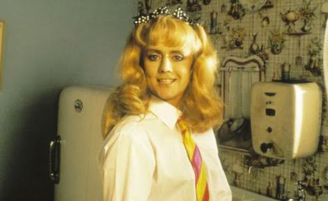 Roger Taylor as Suzie Birchwell from "I Want To Break Free" Costume | DIY Guides for Cosplay & Halloween I Want To Break Free, Queen Humor, Princes Of The Universe, Roger Taylor Queen, Ben Hardy, Queen Photos, Roger Taylor, Queen Pictures, Queen Freddie Mercury