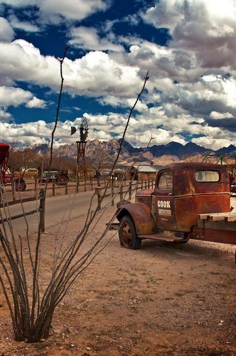 3d Karakter, Country Backgrounds, Western Photography, Western Wall Art, Old Truck, Western Aesthetic, Land Of Enchantment, Jolie Photo, Taos