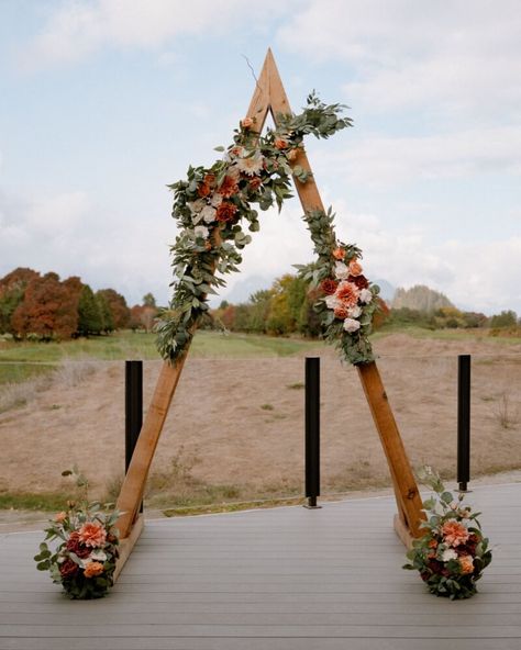 Triangle Backdrop, Wedding Decoration Boho, Wooden Wedding Arch, Diy Wedding Backdrop, Country Theme Wedding, Flower Wall Backdrop, Oklahoma Wedding, Wooden Structure, Neutral Wedding