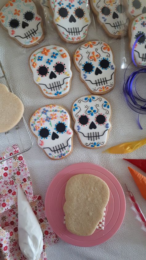 Galletas de mantequilla decoradas con royal icing inspiradas en las tradicionales calaveras de azúcar de #México 💕 . #diademuertos #galletasdecoradas #artepopularmexicano #royalicing #galletasdemantequilla Latin Cookies, Galletas Halloween, Sugar Scull, Postres Halloween, Skull Cookies, Pop Cakes, Cookie Decorations, Baking Stuff, Sugar Cookie Icing