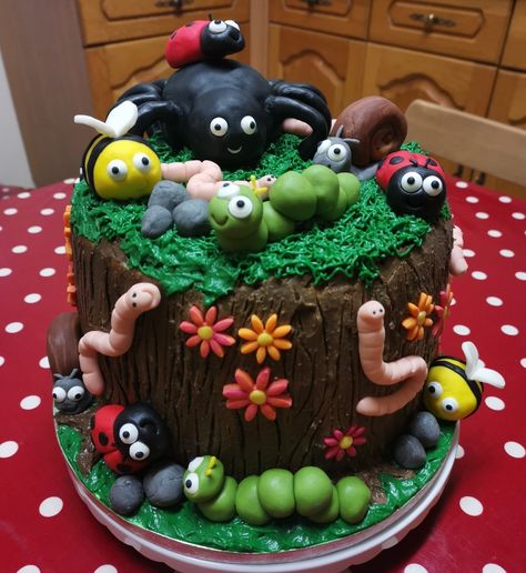 This cake was this year's creation for my girls' birthday celebrations. They asked for a bug-themed carrot cake and helped me with the plans of which bugs were to be included. Bug Theme Birthday Cake, Bug Cake For Girls, Bug Theme Cake, Bugs Birthday Cake, Insect Cake Ideas, Bug Cakes For Boys, Bug Cake Ideas, Insect Birthday Cake, Insect Cake