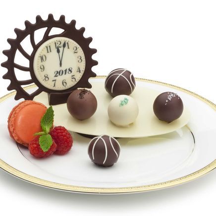 2018 New Year Amenity New Year Chocolate Showpiece, Dessert Plate Decoration, Creative Plating, Hotel Chocolate, Chocolate Showpiece, Mini Pastries, New Year's Food, Creative Food Art, Gourmet Desserts