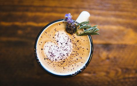 Lavender Latte Recipe, Fancy Coffee Drinks, Spanish Coffee, Spring Drink, Caramel Frappuccino, Vietnamese Iced Coffee, Lavender Syrup, Spring Coffee, Espresso Drinks