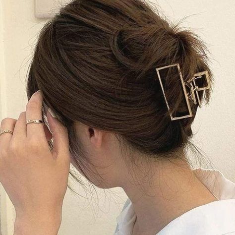 Messy Bun Look, Bun Look, Minimalist Hair Accessories, Triangle Hair, Clip Hairstyles, Hair Claw Clips, Effortless Hairstyles, Hair Stylies, Pearl Hair Clip