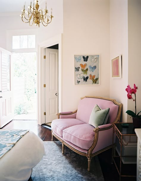 Lab Interior, Pink Couch, Amazing Homes, Bedroom Redo, Bedroom Photos, French Chairs, 아파트 인테리어, House Architecture, Romantic Homes