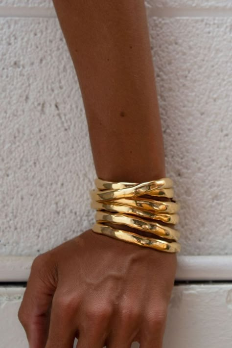 Chunky Gold Jewelry, Ibiza Outfits, Gold Girl, Dope Jewelry, Chunky Bracelets, Funky Jewelry, Stacked Jewelry, Jewelry Lookbook, Bracelets For Women