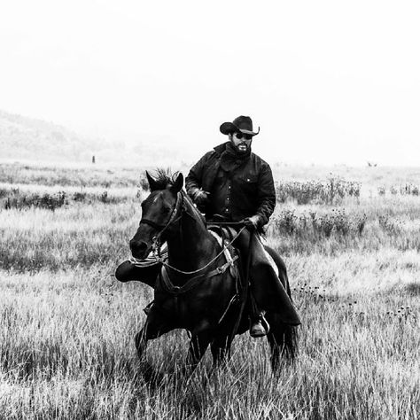 Cole Hauser on Instagram: “Yellowstone premieres 6/19/19 @paramountnetwork @yellowstone @emersonmiller #rip” Dark Cowboy, Rip Yellowstone, Lee Horsley, Rip Wheeler, Yellowstone Series, Chris Kyle, Cole Hauser, Dutton Ranch, Beth Dutton