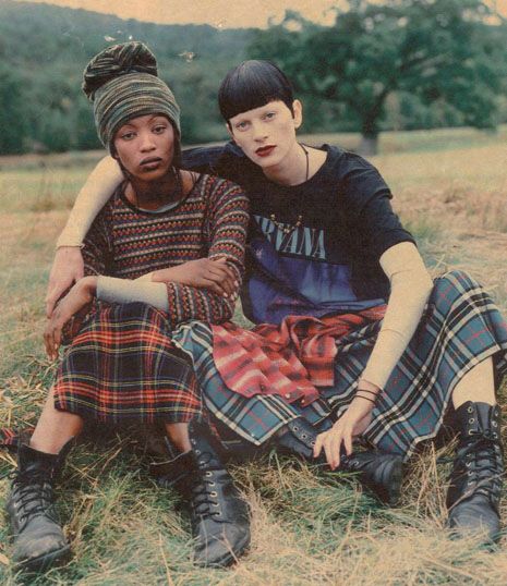 Steven Meisel Grunge & Glory shoot for Vogue, 1992 Grunge 1990s, Styl Grunge, Sophie Dahl, Moda Grunge, Shalom Harlow, Look Grunge, Estilo Hippy, 90s Fashion Grunge, Smells Like Teen Spirit