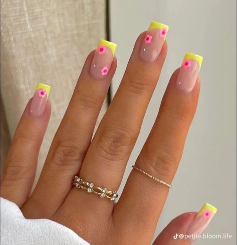 Blue Gold Nails, Summer Vacation Nails, Pink Flower Nails, Nails Yellow, Tropical Nails, Summery Nails, Vibrant Nails, Vacation Nails, Easter Nails