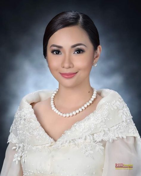 Filipiniana Photoshoot Graduation, Filipiñana Graduation Pictorial, Make Up For Graduation Pictorial, Graduation Picture Background Studio, Graduation Studio Pictures, Filipiniana Graduation Picture, Graduation Pictorial Pose, Pictorial Graduation, Graduation Pictorial Makeup