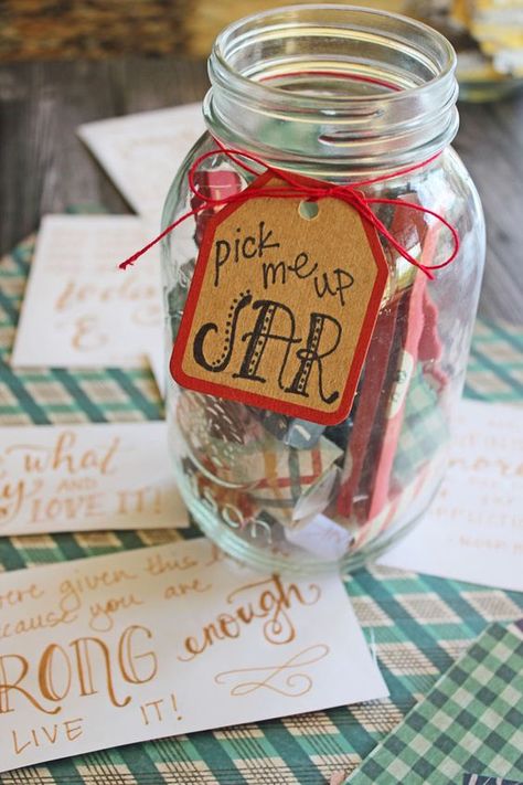 pick-me-up-jar http://jamiecooksitup.net/2016/09/pick-me-up-jars-printable-list-of-50-positive-quotes-and-scriptures/ Blessings Jar, Mason Jar Gifts Diy, Gratitude Jar, Happy Jar, Gag Gifts Christmas, Mason Jar Gifts, Cadeau Diy, Teacher Christmas Gifts, Jar Labels