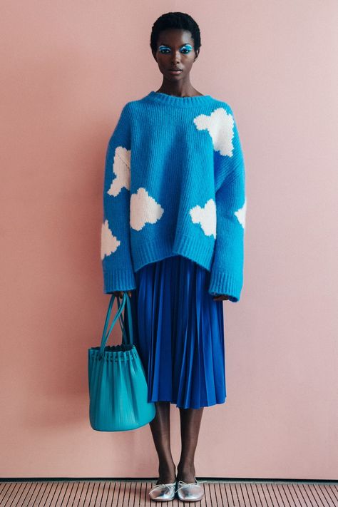 Mansur Gavriel Fall 2019 Ready-to-Wear collection, runway looks, beauty, models, and reviews. Neon Yellow Shoes, Mode Harajuku, Mode Casual, Mansur Gavriel, How To Make Clothes, Mode Inspo, Denim Jacket Women, Mode Inspiration, Fast Fashion